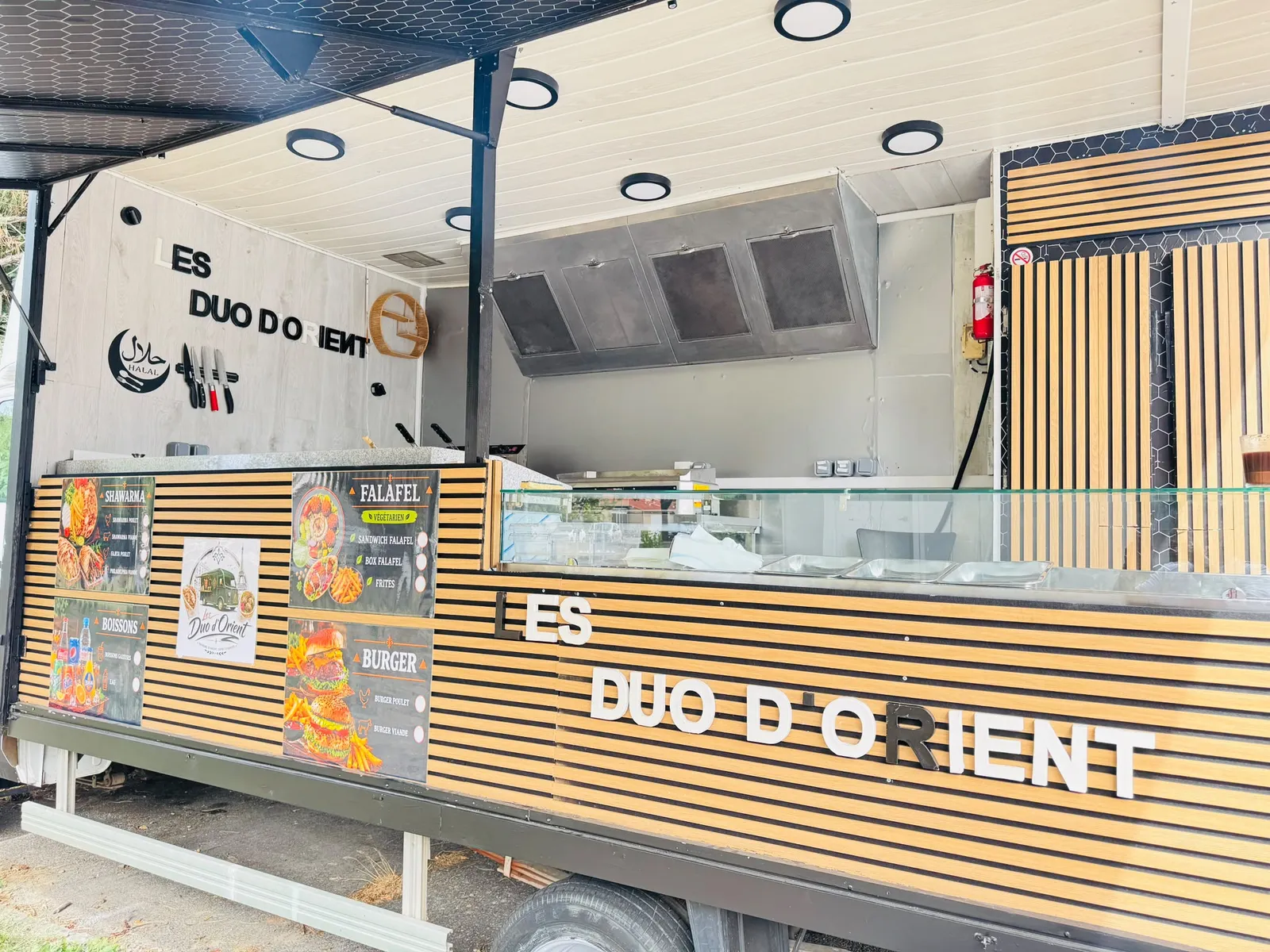 عربة طعام Les Duo d'Orient مفتوحة مع الكاونتر والمطبخ