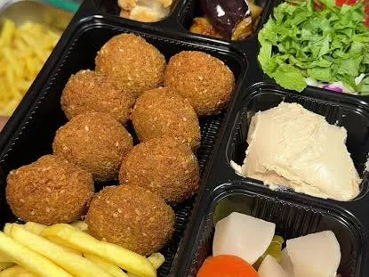 علبة فلافل مع بطاطا وحمص وسلطة ومخللات