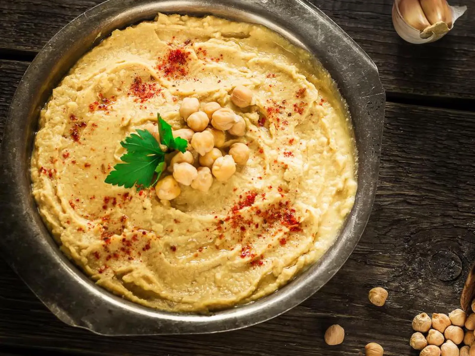 حمص كريمي مع الحمص الحب والبابريكا