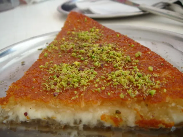 قطعة كنافة ذهبية بالفستق الحلبي