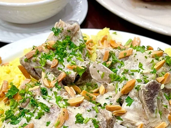 منسف: لحم خروف بالجميد على أرز مع اللوز والبقدونس