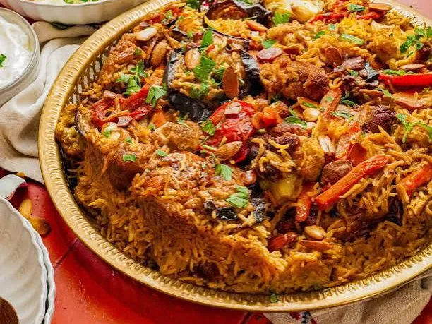 مقلوبة: أرز متبّل مع الخضار واللوز المحمّص